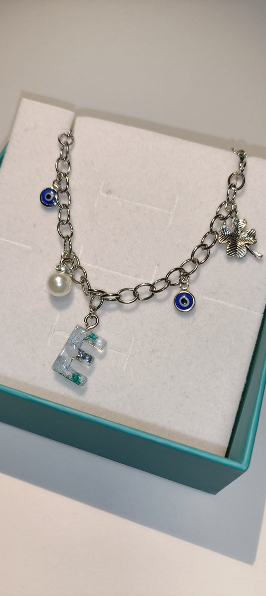 Bracciale con iniziale in resina e impreziosito con fiori veri esiccati, foglia oro, argento o oro rosa