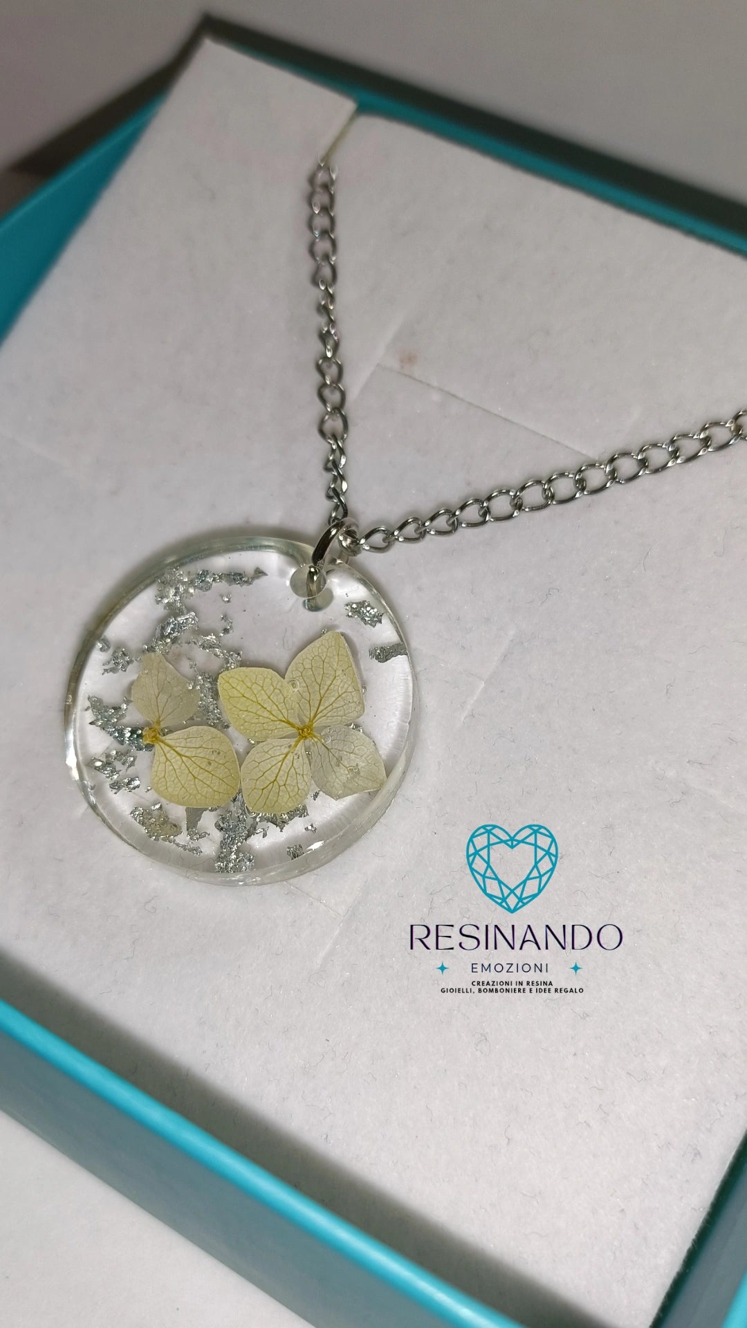Collana con pendente tondo fiori veri e foglia color oro o argento