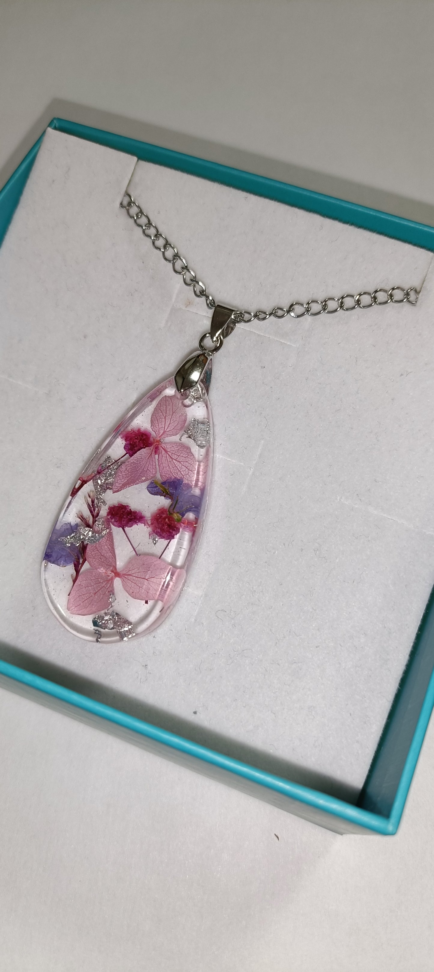 Collana con pendente e fiori esiccati, carta oro, argento e oro rosa