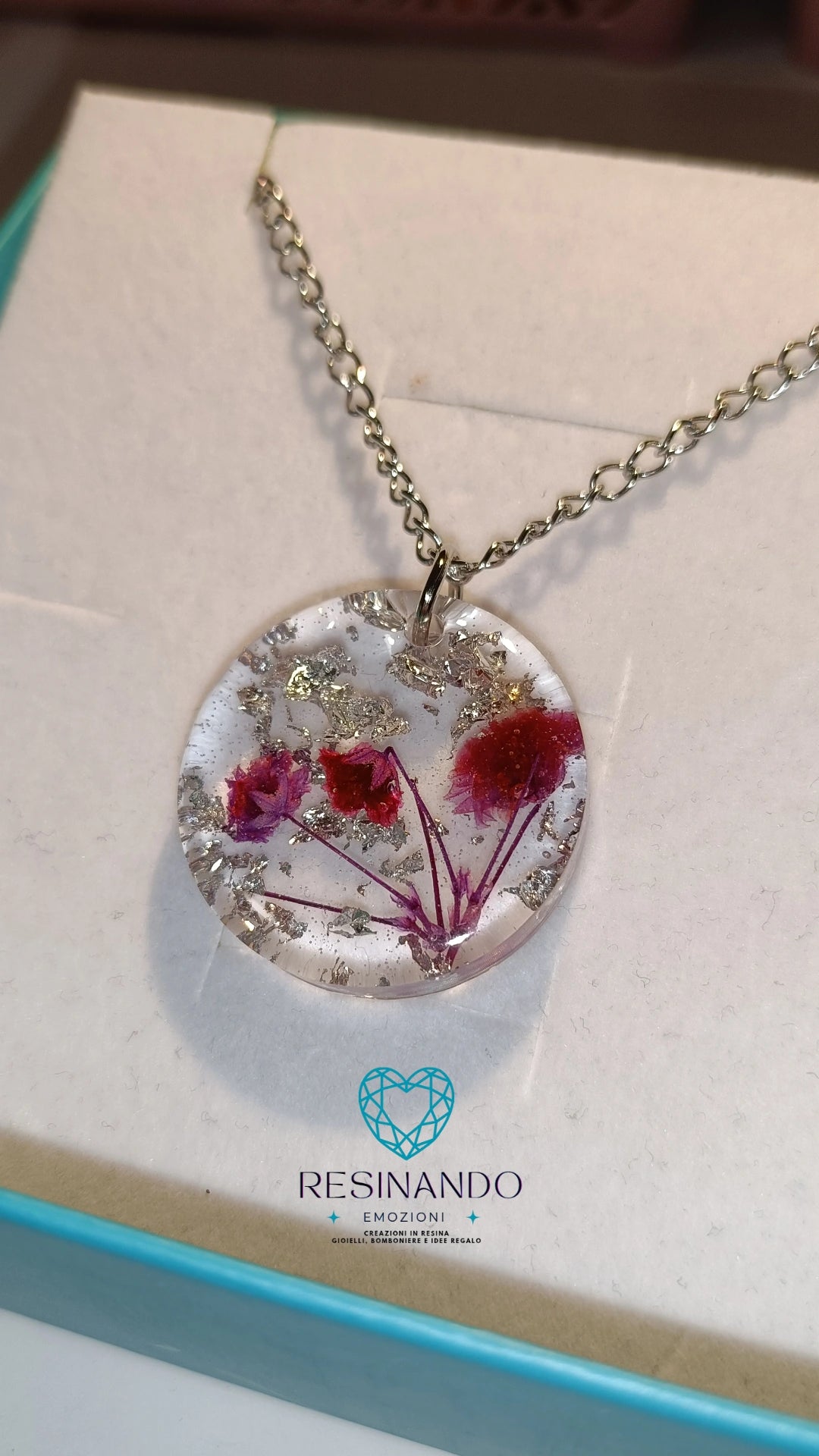 Collana con pendente tondo con fiori veri e foglia color argento