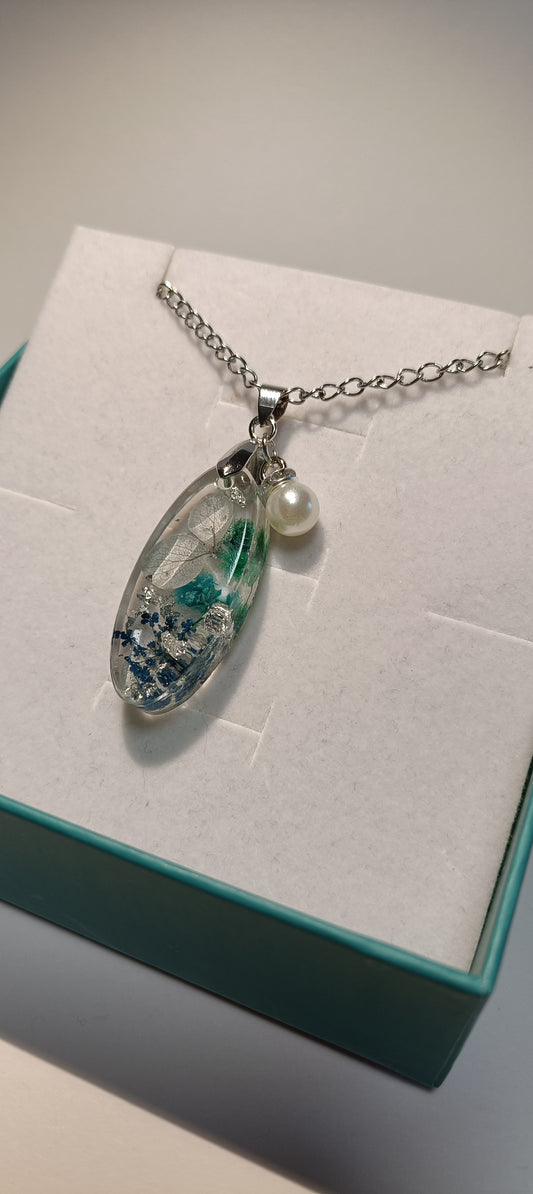 Collana con pendente ovale lungo, con una perla e con fiori veri, carta color argento