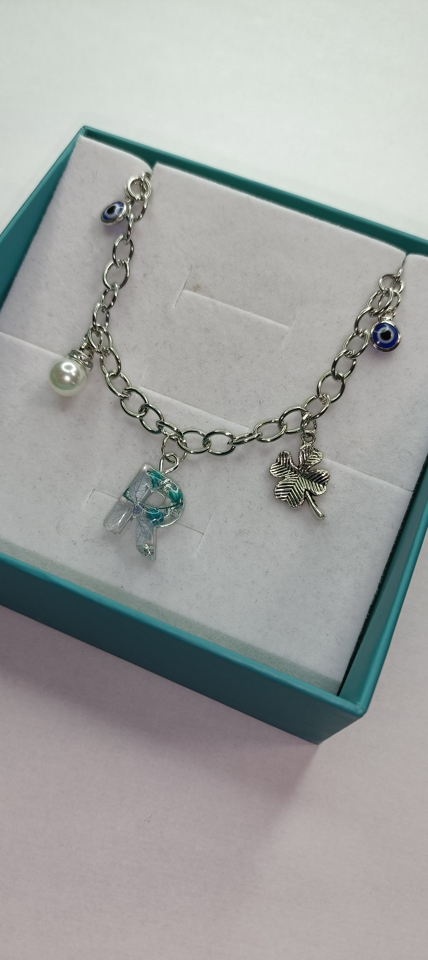 Bracciale con iniziale in resina e impreziosito con fiori veri esiccati, foglia oro, argento o oro rosa