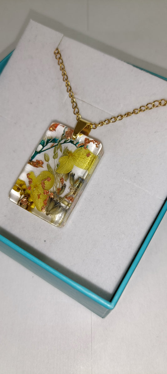 Collana con pendente grande, con fiori veri e carta color oro rosa