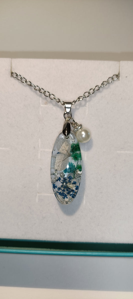 Collana con pendente ovale lungo, con una perla e con fiori veri, carta color argento