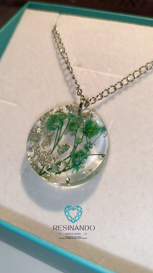 Collana con pendente tondo con fiori veri e foglia color argento