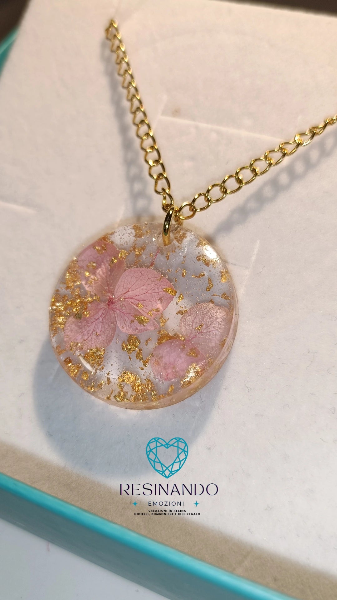 Collana con pendente tondo fiori veri e foglia color oro o argento