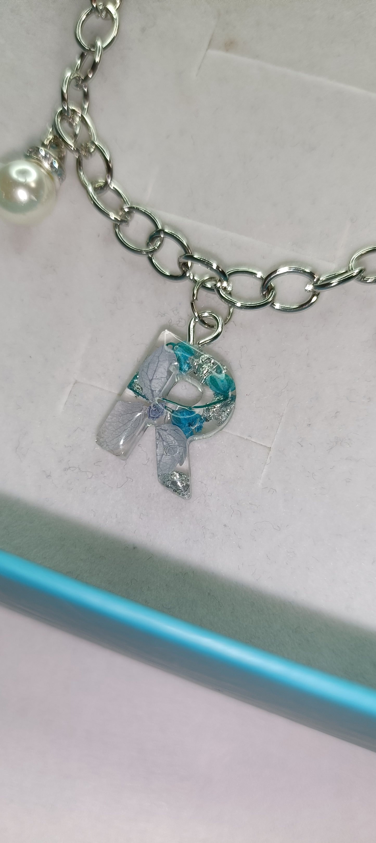 Bracciale con iniziale in resina e impreziosito con fiori veri esiccati, foglia oro, argento o oro rosa