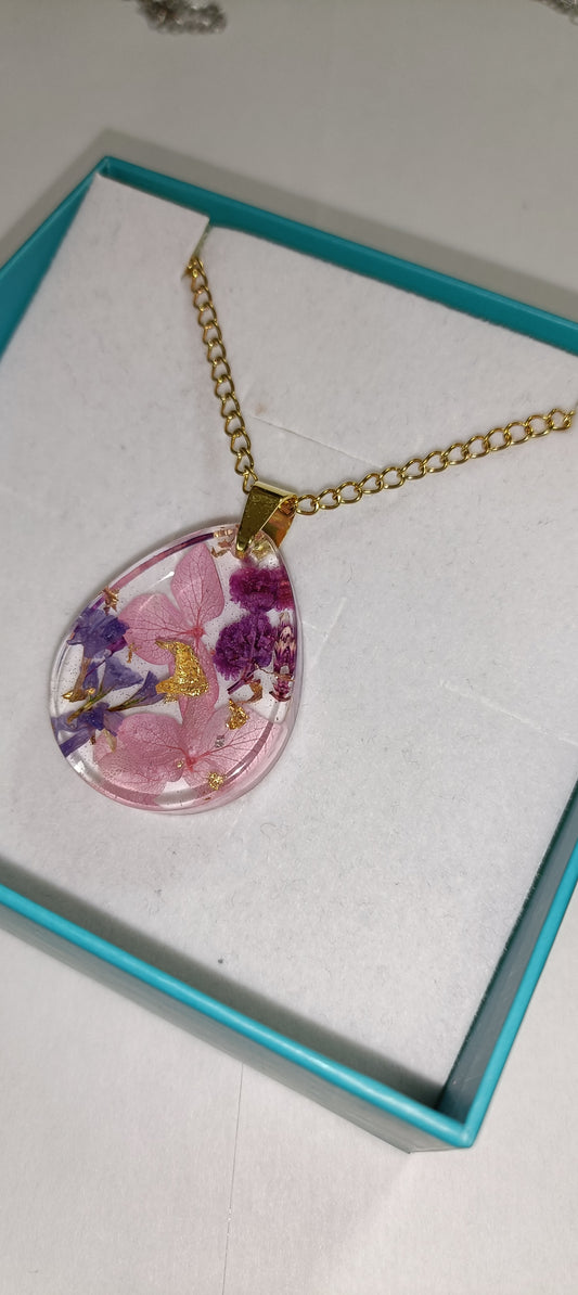 Collana con pendente realizzato con la resina e impreziosito con fiori esiccati e foglia oro, argento o oro rosa