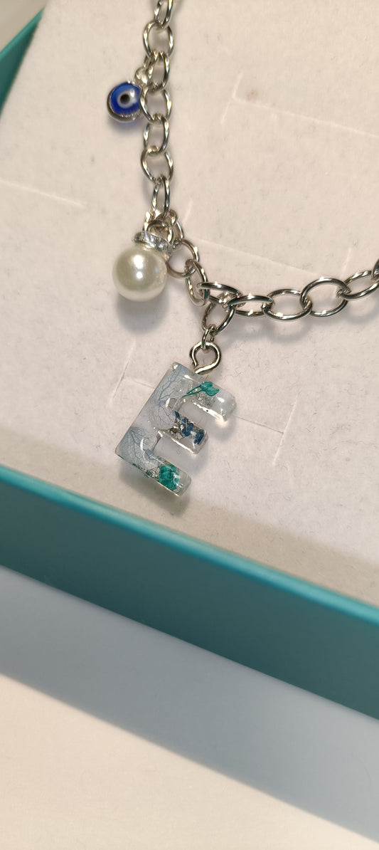 Bracciale con iniziale in resina e impreziosito con fiori veri esiccati, foglia oro, argento o oro rosa