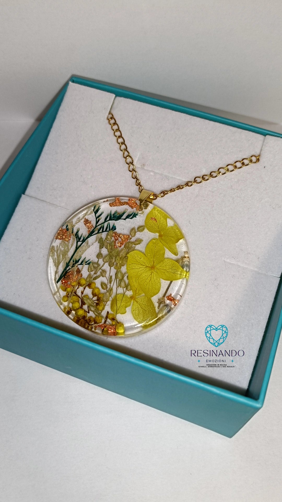 Collana con pendente grande, con fiori veri e carta color oro rosa