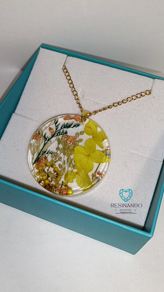 Collana con pendente grande, con fiori veri e carta color oro rosa
