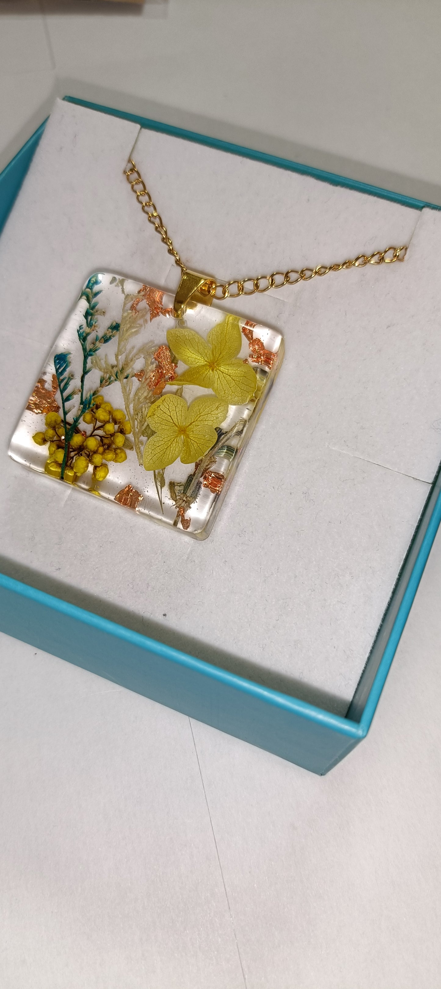 Collana con pendente grande, con fiori veri e carta color oro rosa